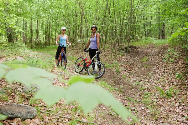 Två Kvinnliga Cyklister Skogen — Stockfoto