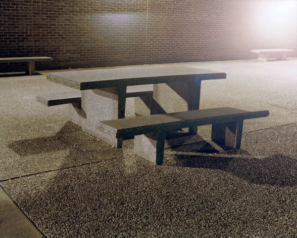 Betonowy Stół Piknikowy Dziedzińcu — Zdjęcie stockowe