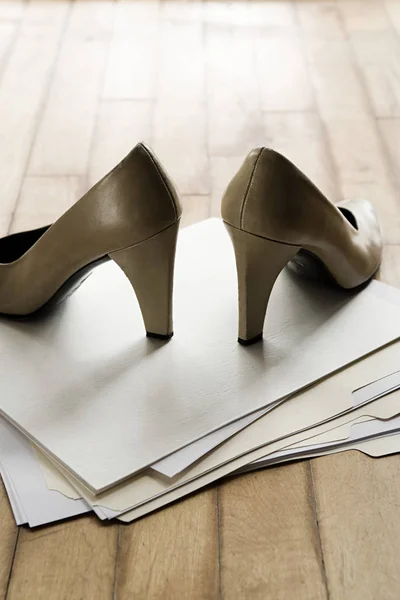 Högklackade skor ovanpå filer — Stockfoto