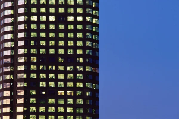 Edificio de oficinas por la noche — Foto de Stock