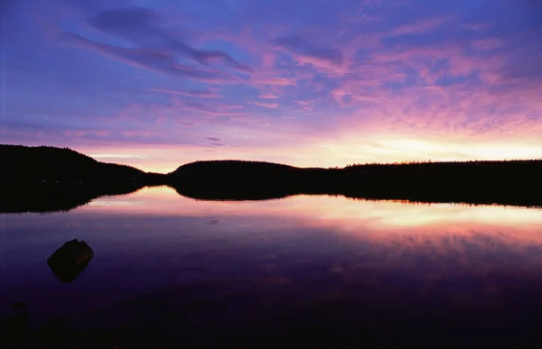 Solnedgång vid sjön gobeil — Stockfoto
