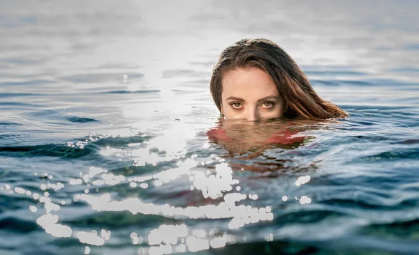 Denizde Yüzen Genç Bir Kadının Portresi Castiadas Sardinya Talya — Stok fotoğraf