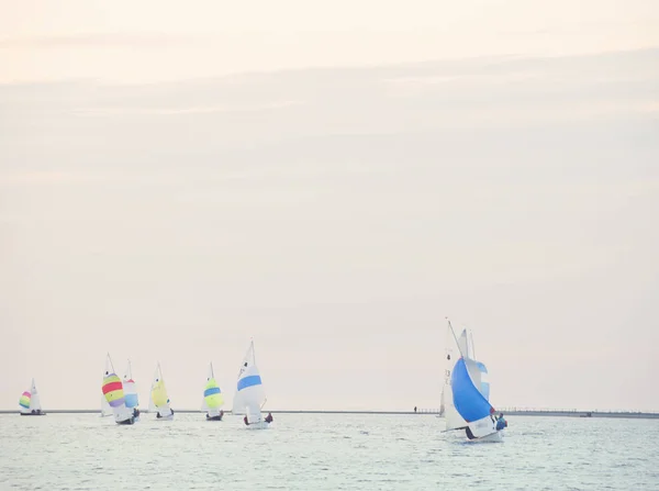 Group of sailboats sailing on sea, West Kirby, Wirral, Uk — Stockfoto