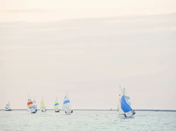 Groupe de voiliers en mer, West Kirby, Wirral, Royaume-Uni — Photo