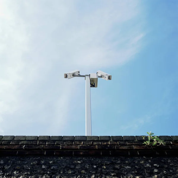 Câmera de vigilância atrás da parede — Fotografia de Stock