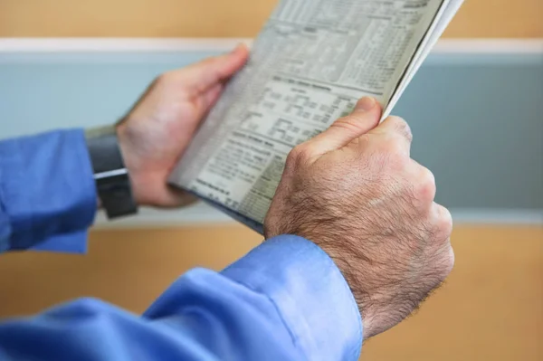 Άντρας Που Κρατάει Εφημερίδα Κλείστε — Φωτογραφία Αρχείου