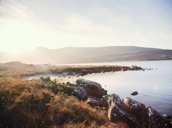 Lago de montaña al amanecer, Highlands Noroeste, Escocia, Reino Unido — Foto de Stock