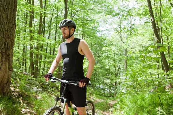 Manlig Cyklist Skogen — Stockfoto