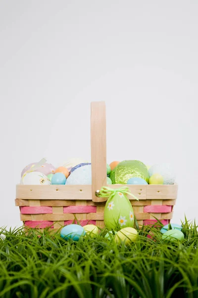 Корзина пасхальных яиц — стоковое фото