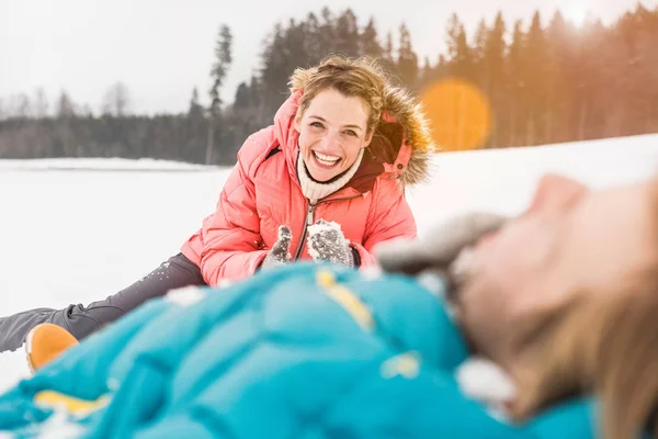 雪の中で遊んでいるカップル カメラで笑っている女性 — ストック写真