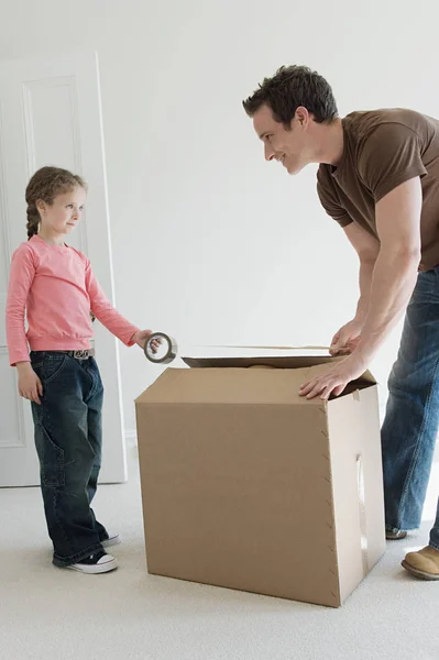 Father Daughter Taping Box — Stock Photo, Image