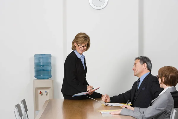 Mujer Negocios Sentada Mesa Hablando —  Fotos de Stock