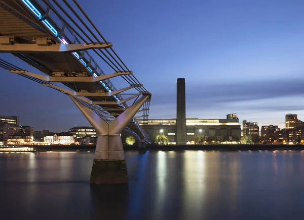 Milenyum Köprüsü ve Tate Modern Gece, Londra, Birleşik Krallık — Stok fotoğraf