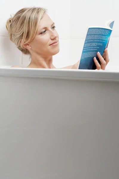 Banyoda Kitap Okuyan Kadın — Stok fotoğraf
