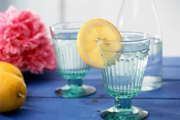 Fetta Limone Con Bicchiere Acqua — Foto Stock