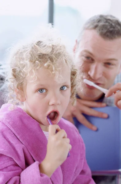 Padre Hija Cepillándose Los Dientes — Foto de Stock