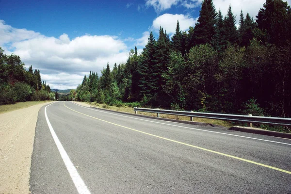 Opuszczona Autostrada Błękitne Niebo — Zdjęcie stockowe