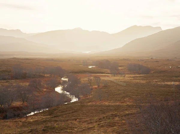 Vista do rio sinuoso e montanhas, North West Highlands, Escócia, Reino Unido — Fotografia de Stock