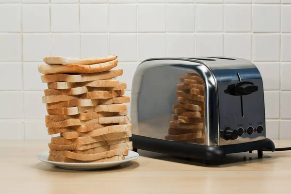 Stapel Toast und Toaster — Stockfoto