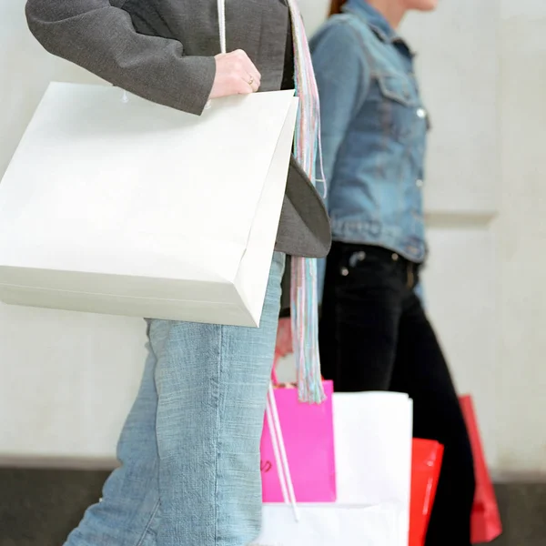 Vrouwen Dragen Shopping Tassen — Stockfoto