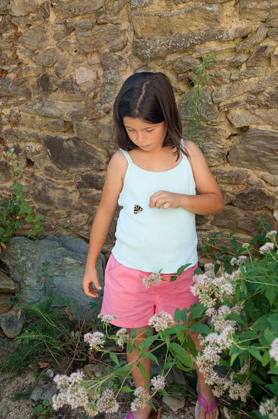 Menina Com Borboleta Seu Top Colete — Fotografia de Stock