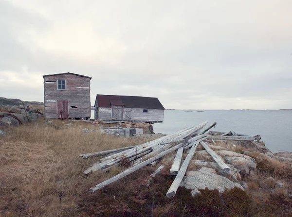Huts by ocean, Fogo Island, Newfoundland, Канада — стоковое фото