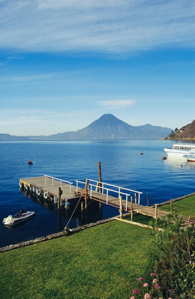 Lake Atitlan Guatemala Över Blå Himmel — Stockfoto