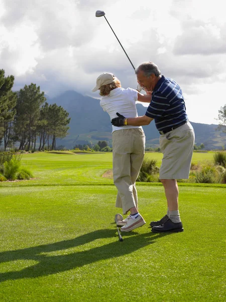 Muž Dává Ženě Lekci Golfu — Stock fotografie
