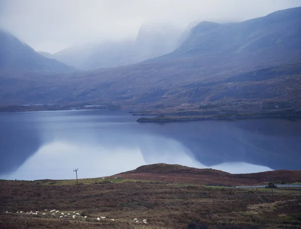 Loch und Berge, assynt, Schottland — Stockfoto