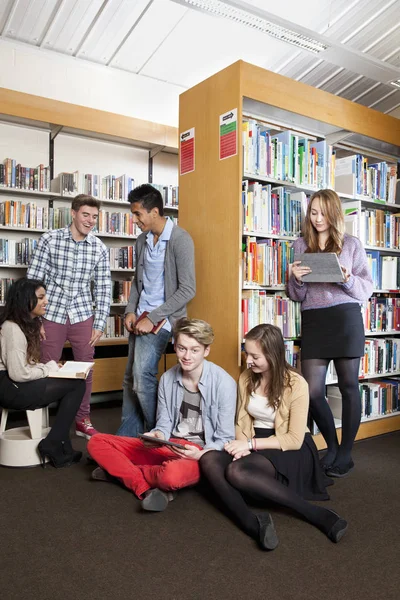 Studenten Lezen Bibliotheek — Stockfoto