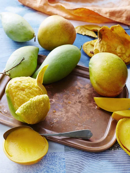 Wysoki kąt widzenia świeżych owoców mango na tacy drewnianej — Zdjęcie stockowe