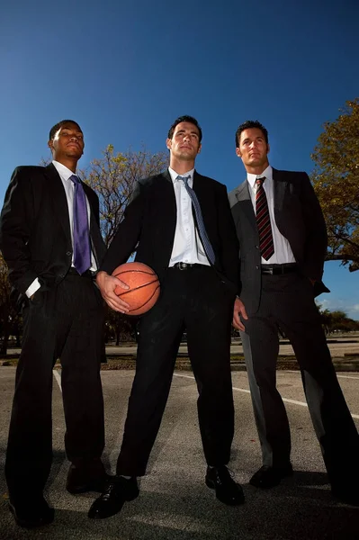 バスケットボールコートのビジネスマン — ストック写真