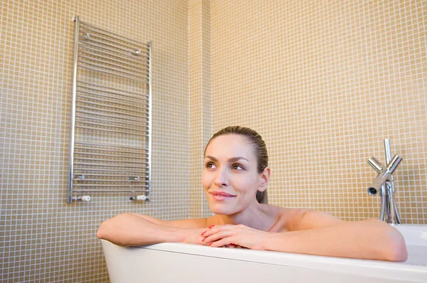Kadın Banyo Yapıyor Gülümsüyor — Stok fotoğraf