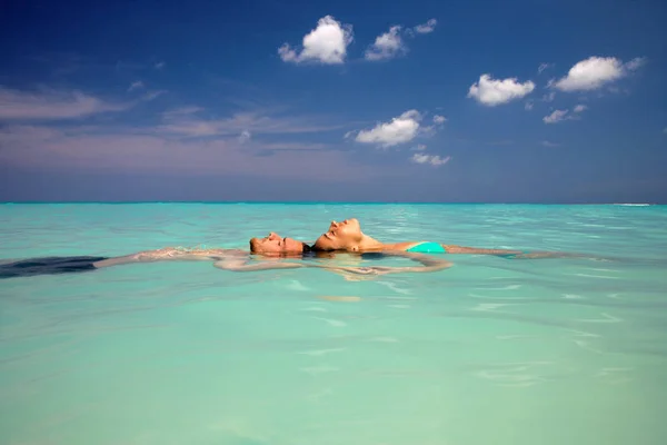 Couple Flottant Dans Océan Tropical — Photo