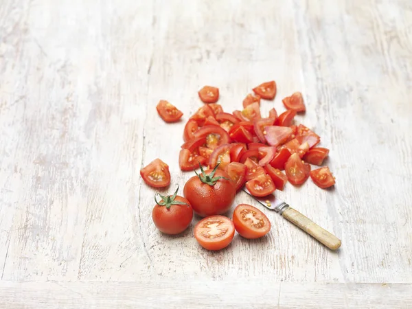 全体と刻んだ赤ジューシーな甘いトマト ナイフ — ストック写真