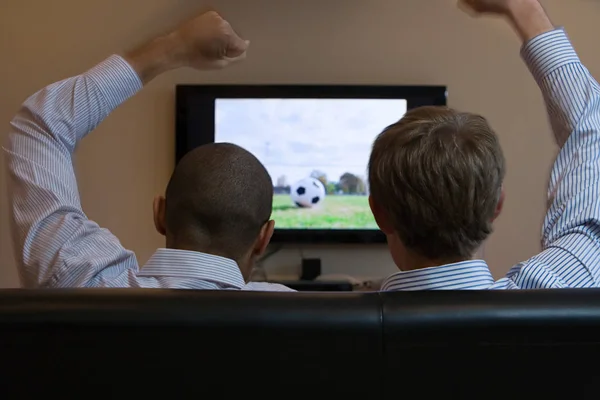 テレビでサッカーを見ている男性 — ストック写真