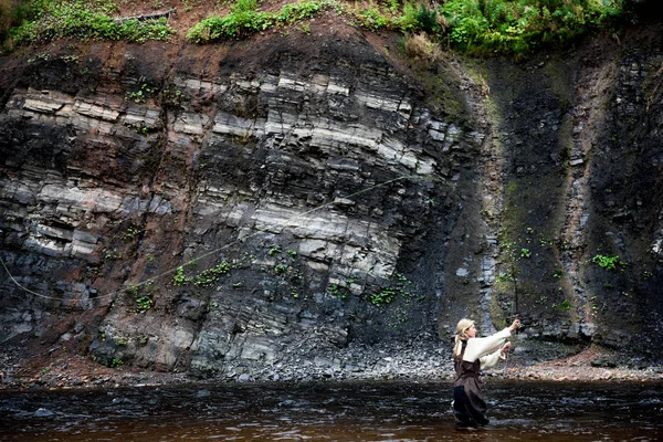 マージー川 ケープブレトン島 ノバスコシア州の女性フライフィッシャー — ストック写真