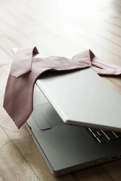 Uma Gravata Laptop — Fotografia de Stock