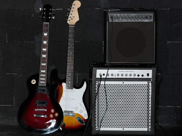 Elektrické kytary a zesilovače — Stock fotografie