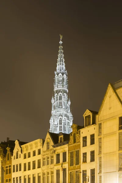 町役場 ホテル ヴィル とベルギー ブリュッセルの夜のグランド プレイス — ストック写真