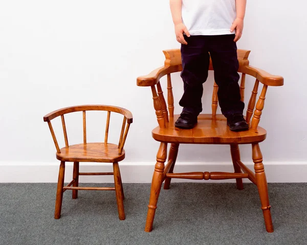 Menino Pequenas Grandes Cadeiras — Fotografia de Stock