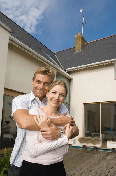 Paar Vor Dem Haus — Stockfoto