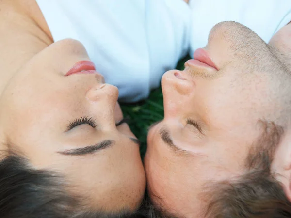 Jovem Casal Dormindo Campo — Fotografia de Stock