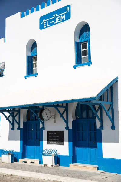 Weiß getünchter Bahnhof, el jem, tunisia — Stockfoto