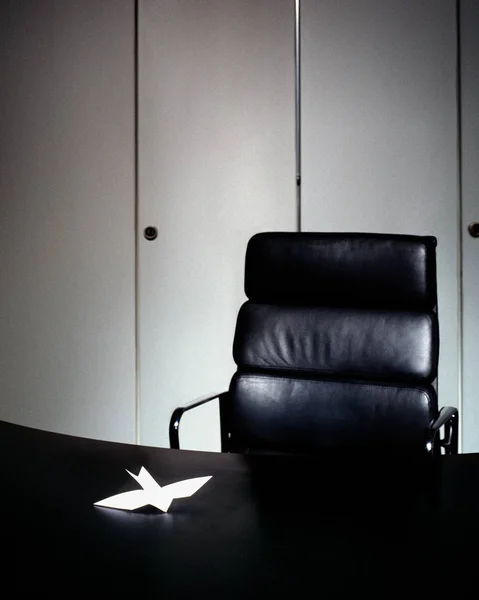 Origami Kuşu Ofis Masasında — Stok fotoğraf