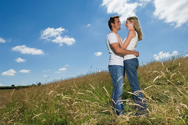 Casal Abraçando Campo — Fotografia de Stock