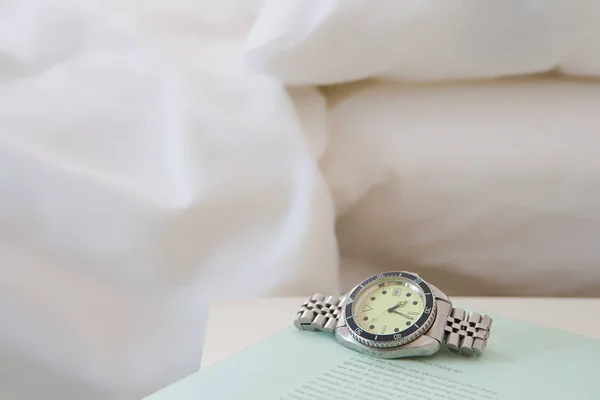 Een horloge op een boek — Stockfoto