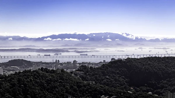 Distante vista del ponte Rio Niteroi e della baia di Guanabara, Rio de Janeiro, Brasile — Foto Stock