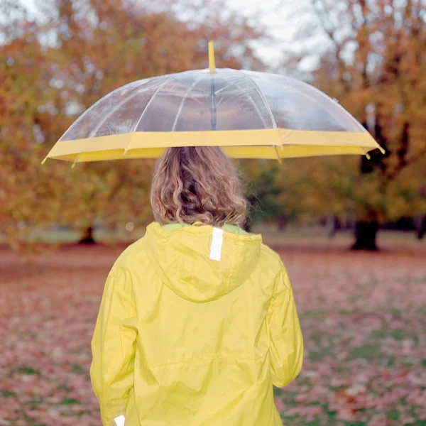 Frau Mit Durchsichtigem Regenschirm — Stockfoto