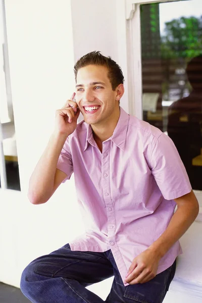 Homme Parlant Sur Téléphone Portable — Photo